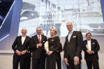 Excellence in Sales Award: Pieter Nota, BMW Vorstand (links) übergab gemeinsam mit Bernd Doepke, Leiter Qualitätsmanagement Kunde (rechts), den Preis in der Kategorie 'Kundenbetreuung' an Freese, Deutschland. 