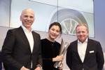 Excellence in Sales Award: Pieter Nota, BMW Vorstand (links) übergab gemeinsam mit Jean-Philippe Parain, Leiter Vertriebsregion Europa (rechts), den Preis in der Kategorie 'Sales' an Hangzhou Hecheng Zhibao, China. 