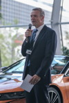 Peter van Binsbergen, Leiter Vertrieb und Marketing BMW Deutschland, bei der feierlichen Auslieferung der ersten i8 Roadster Modelle.