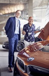 Robert Forrest, der Designer des BMW i8 Roadster, bei der feierlichen Auslieferung der ersten i8 Roadster Modelle.