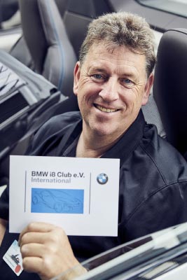 Claus-Dieter Bachmann, Präsident des BMW i8 Clubs bei der Übergabe seines neuen i8 Roadster in der BMW Welt.