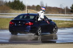 BMW M5 Betankung während der Fahrt, also während des Driftens.