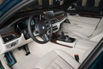 BMW M760Li xDrive M Performance, Innenraum in heller Voll-Lederausstattung mit dunklem Keder.