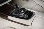 BMW M760Li xDrive M Performance, Mittelkonsole mit Automatikwählhebel und iDrive Touch Controller.