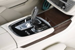 BMW M760Li xDrive M Performance, Mittelkonsole mit V12 Schriftzug.