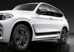 Der neue BMW X3 mit BMW M Performance Parts, Folierung Frozen Black, Aussenspiegelkappe Carbon, 19 Zoll Leichtmetallrad Doppelspeiche 698M orbitgrau.