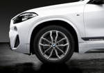 Der neue BMW X2 mit BMW M Performance Parts, Folierung Frozen Black, 18 Zoll Leichtmetallrad Y-Speiche 711M Ferricgrau.