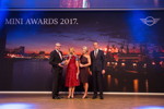 MINI Award 2017 in der Kategorie 'Neue Automobile Retail (Größenklasse 2)' für das Autohaus Freese mit Laudator und Gastgeber Christian Ach, Leiter Vertrieb MINI Deutschland.