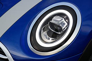 MINI Cooper Cabrio (Facelift 2018), optional mit adaptiven LED Scheinwerfer mit Matrix-Funktion.