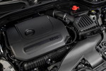 MINI Cooper S Cabrio (Facelift 2018), 4-Zylinder-Motor mit leistungsfähigerer Direkt-Einspritzung: nun sind 2.500 bar möglich.