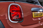 MINI Cooper S Hatch (Facelift 2018). Very british: Heckleuchten im Union-Jack-Design.