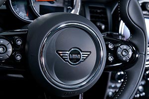 MINI Cooper Hatch (Facelift 2018). Neues Lenkrad mit Multifunktionstasten.