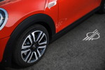 MINI Cooper S Hatch (Facelift 2018). Optionale MINI Logo Projektion im Aussenspiegel.