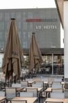 MotorWorld: zwischen Halle mit Glasboxen und Warthalle liegen das Steak-Restaurant und das V8-Hotel
