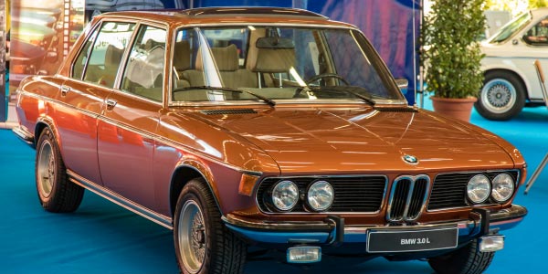 Der BMW E3 Limousinen Club e. V. zeigt einen BMW 3,0 L in Topasbraun Metallic