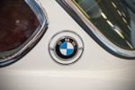 Retro Classics Cologne 2018, BMW Coupé Club e. V.: BMW 2800 CS, BMW-Logo auf der C-Säule
