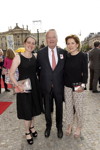 Frau Dr. Brigitte Oetker und Dr. Arend Oetker mit Tochter Clara Oetker beim anschlieendem Dinner im Apollosaal der Staatsoper Unter den Linden.