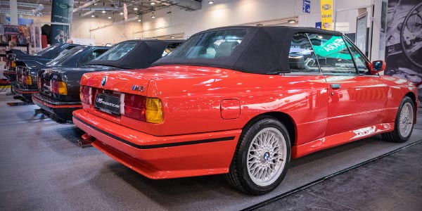 Vier BMW M3 (E30), zwei von ihnen als Cabrio, zeit MS Fahrzeugtechnik in Essen auf der Techno Classica.