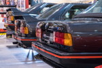 BMW M3 (E30) Reihe in schwarz, vorne als Cabrio, auf dem MS Fahrzeugtechnik Messestand, 