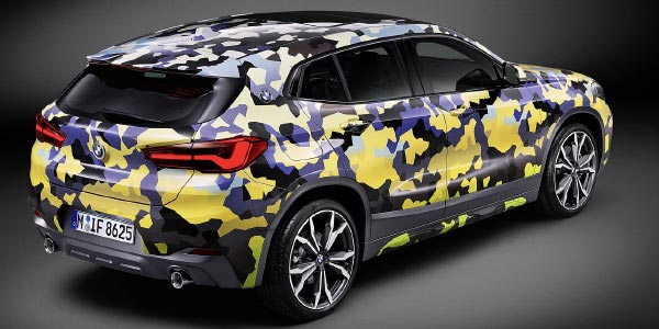 Der neue BMW X2 mit exklusiver Zubehr-Folierung 'Digital Camo'