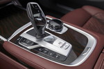 BMW 745Le xDrive, Mittelkonsole vorne, Schalthebel, Fahrmodus-Schalter und iDrive Touch Controler.
