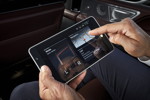 BMW 745Le xDrive, BMW Touch Command, 7 Zoll Tablet von Samsung, Snap-In-Halterung in der hinteren Mittelkonsole, zur Bedienung von Fahrzeugfunktionen.