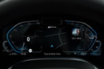 BMW 745Le xDrive, neues BMW Live Cockpit Professional, im rechten Feld können verschiedene Funktionen angezeigt werden, hier: Radio-Frequenz.