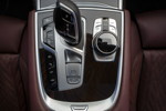 BMW 745Le xDrive, Mittelkonsole vorne, mit Schalthebel und iDrive Touch Controler.