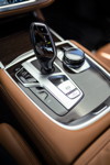 BMW 745Le xDrive, Mittelkonsole vorne mit Schalthebel und iDrive Touch Controller.