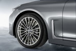 BMW 750Li xDrive (G12 LCI), mit nun senkrecht stehendem Airbreather vor dem vorderen Radhaus, Leichtmetallrad Styling 777