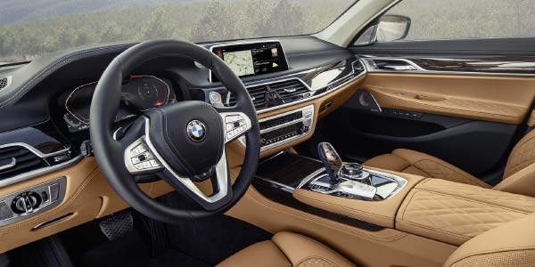 BMW 750Li xDrive (G12 LCI), Interieur vorne, Exklusivleder 'Nappa' mit erweiterten Umfängen / Steppungen in Cognac / Schwarz