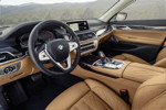 BMW 750Li xDrive (G12 LCI), Interieur vorne, Exklusivleder 'Nappa' mit erweiterten Umfängen / Steppungen in Cognac / Schwarz