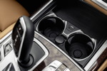 BMW 750Li xDrive (G12 LCI), Cup-Holder und davor Ablage für das kabellose Laden geeigneter Mobiltelefone