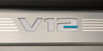 BMW M760Li xDrive (G12 LCI), Einstiegsleiste mit V12 Logo