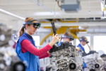 AR-gesttztes Training in der BMW Group Produktionsakademie: Motoren-Montage 