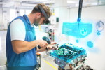 AR-gesttztes Training in der BMW Group Produktionsakademie: Motoren-Montage 
