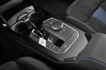 BMW M135i xDrive in Misanoblau metallic, Mittelkonsole mit iDrive Touch Controller
