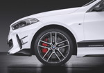 Der neue BMW 1er mit M Performance Parts. 19 Zoll M Performance Leichtmetallrad Doppelspeiche 555M in Bicolor-Optik glanzgedreht.