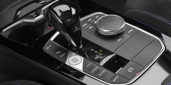 BMW 220d, Modell M Sport, Mittelkonsole mit Schalthebel und iDrive Touch Controller