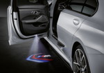 Der neue BMW 3er Touring mit M Performance Parts.Türprojektor projeziert ein M-Logo auf die Straße.
