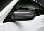Der neue BMW 8er Gran Coupé mit M Performance Parts. In aufwendiger Handarbeit gefertigte M Performance Außenspiegelkappen in Carbon.