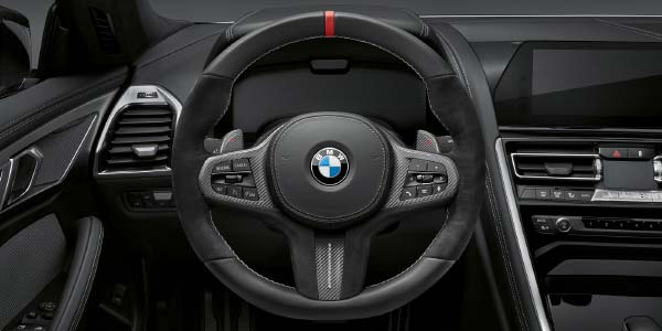Der neue BMW 8er Gran Coupé mit M Performance Parts. Mit M Performance Lenkrad mit extrem ausgeprägtem Alcantara-Griffbereich, großen Daumenauflagen und spezieller Unterfütterung. Mit roter Mittenmarkierung auf der '12-Uhr-Position' und silbergrauer, handgefertigter Kreuzstichnaht.