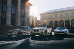 Die BMW 330e Limousine, der BMW X5 xDrive45e und der BMW i8 Roadster.