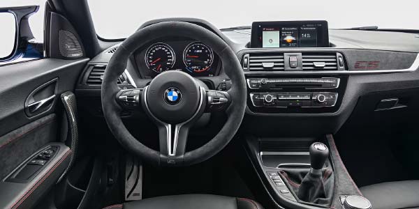Der neue BMW M 2 CS, Cockpit. M Sportlenkrad mit Alcantara-Bezug und roter 12-Uhr-Kennzeichnung als Option.