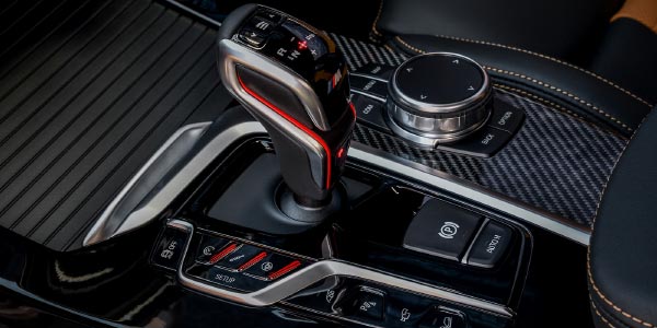 Der neue BMW X3 M Competition. Mittelkonsole mit Shaltkulisse und iDrive Touch Controller.