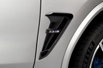 Der neue BMW X3 M Competition. Charakteristische M Kieme, integriert in den Air Breather auf den vorderen Seitenwand.