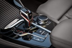 Der neue BMW X4 M Competition. Mittelkonsole mit Schaltkulisse und iDrive Touch Controller.