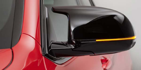 Der neue BMW X4 M Competition. M spezifische Gestaltung der Außenspiegel zur Reduzierung des Luftwiderstands, mit integriertem Blinker.
