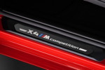 Der neue BMW X4 M Competition. Einstiegsleiste mit Typ-Bezeichnung.