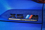 Der neue BMW X5 M Competition (F95). Schriftzug auf der Heckklappe.